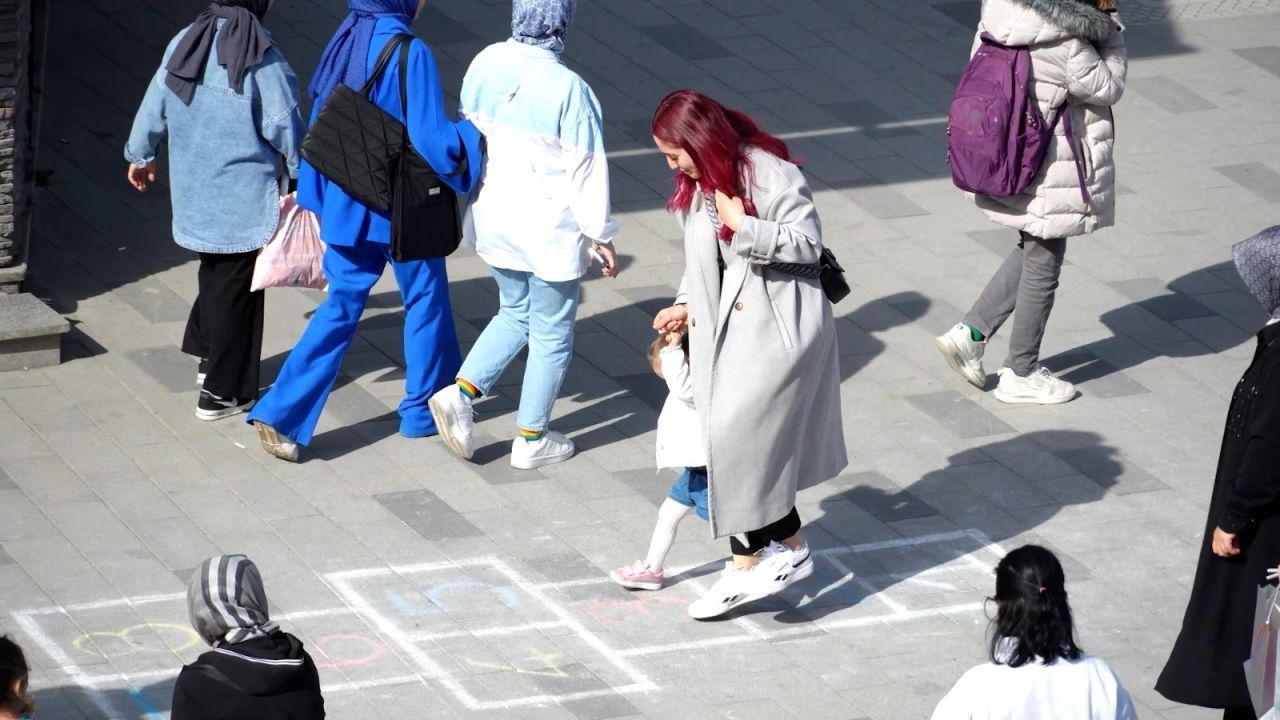 Düzce’de seksek coşkusu! Kaldırımlarda çocukluk anıları canlandı 2