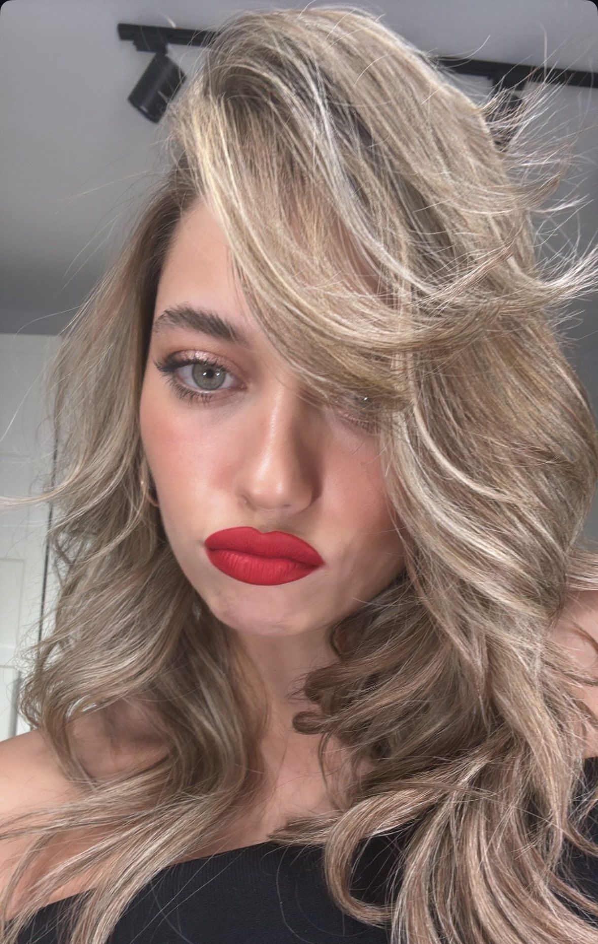 Afra Saraçoğlu’nun yeni imajı! Sarı saçlarıyla sosyal medyayı salladı! 6