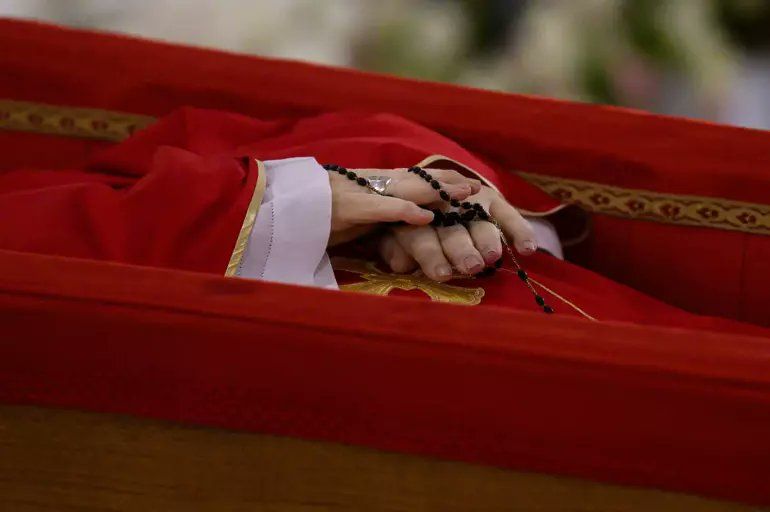 Papa'nın açık tabuttaki ilk görüntüleri paylaşıldı! Yüzüğü imha edildi... Cenazesinde bir ilk yaşanacak! 3