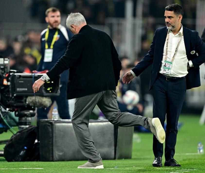 Fenerbahçe'de ipler tamamen koptu: 11 futbolcunun bileti kesildi! Sezon sonu yolcular 1