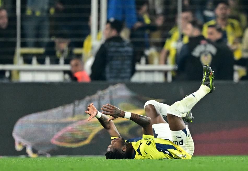 Fenerbahçe'de ipler tamamen koptu: 11 futbolcunun bileti kesildi! Sezon sonu yolcular 4