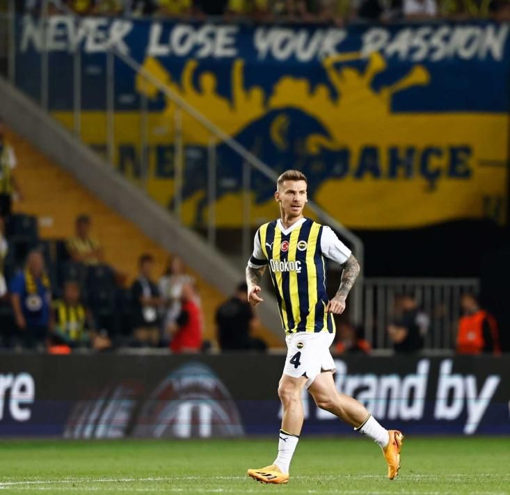 Fenerbahçe'de ipler tamamen koptu: 11 futbolcunun bileti kesildi! Sezon sonu yolcular 8