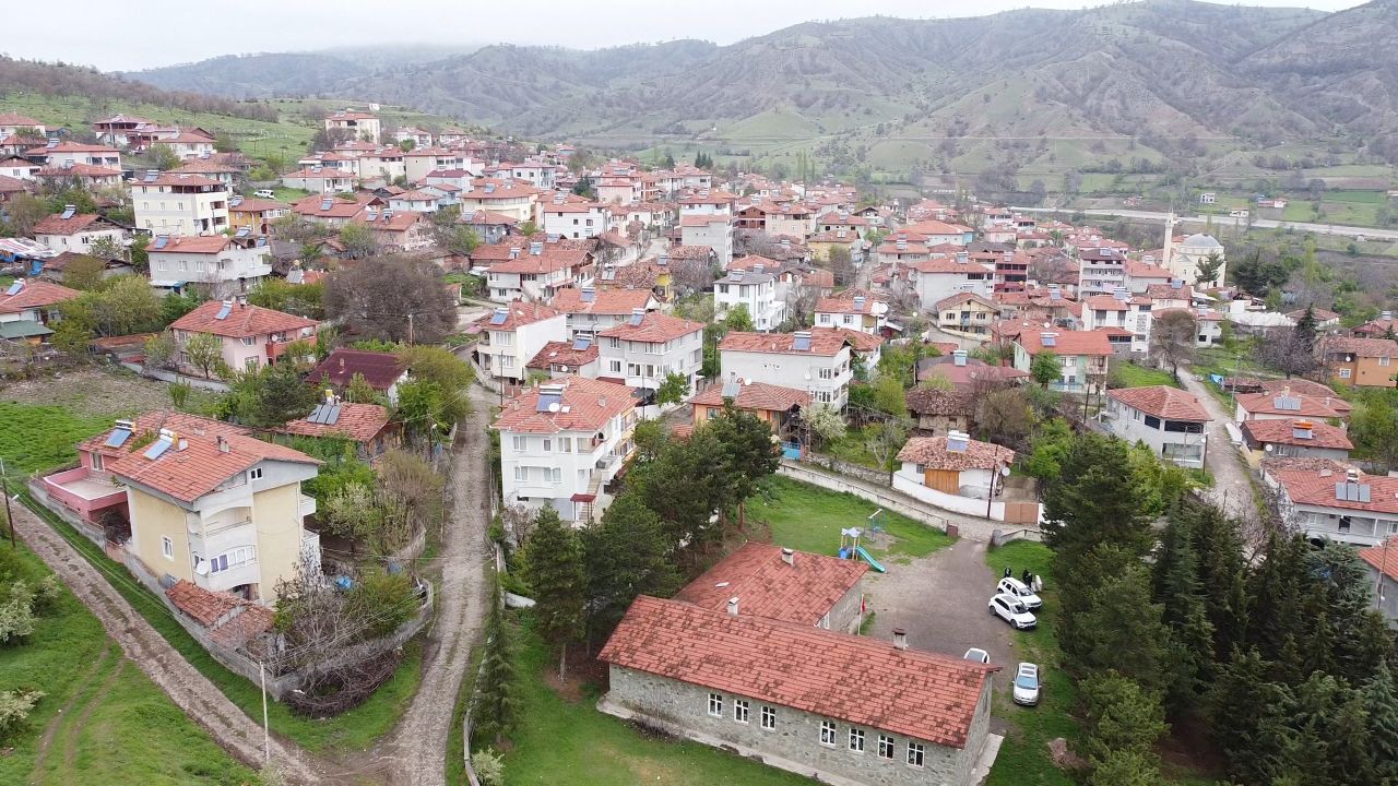 Amasya’da Hikmet Nine'nin kumaşları 23 Nisan’da çocuklara bayram kıyafeti oldu 3