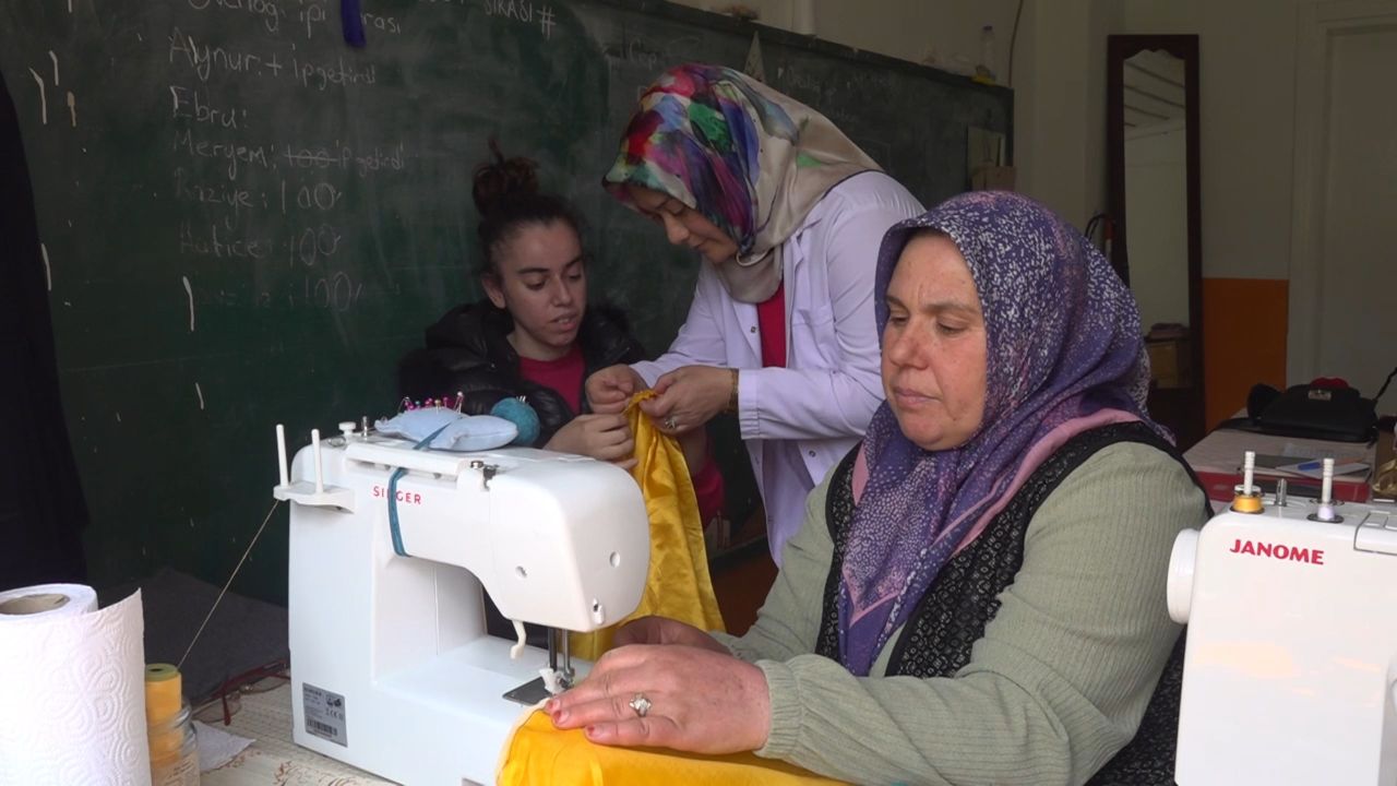 Amasya’da Hikmet Nine'nin kumaşları 23 Nisan’da çocuklara bayram kıyafeti oldu 4