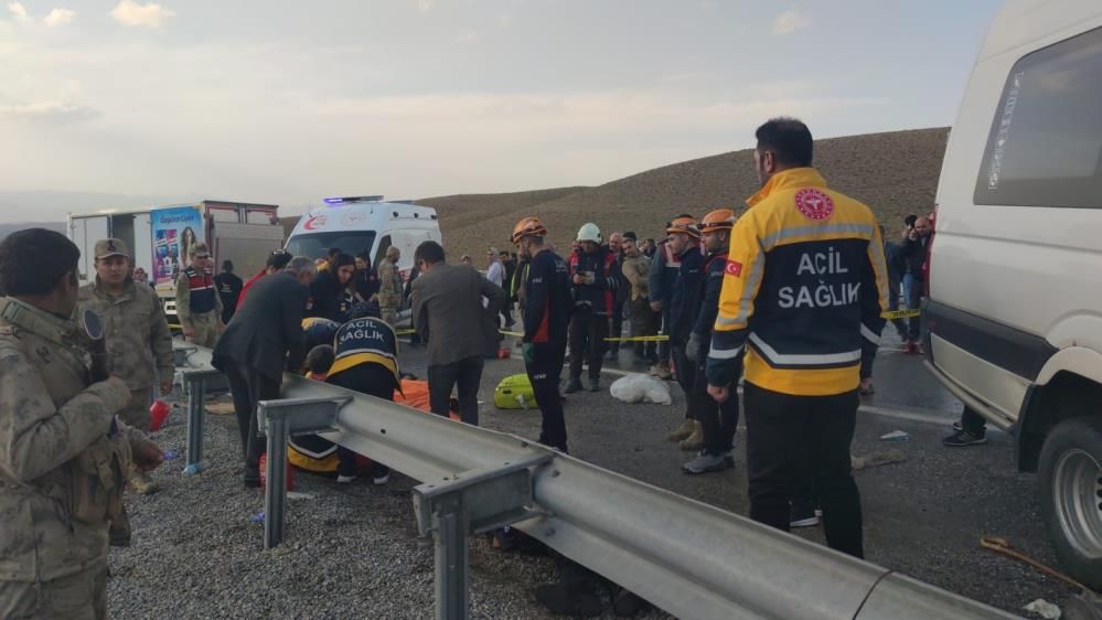 Van'da feci kaza: Yolcu minibüsü ile kamyonet çarpıştı! Ortalık savaş alanına döndü... 7 ölü, 12 yaralı var! 3