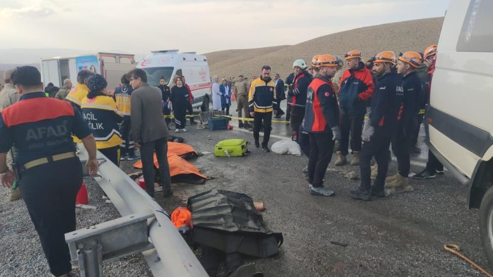 Van'da feci kaza: Yolcu minibüsü ile kamyonet çarpıştı! Ortalık savaş alanına döndü... 7 ölü, 12 yaralı var! 2