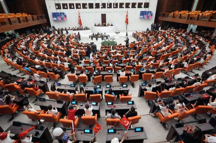 TBMM'de 23 Nisan coşkusu: Numan Kurtulmuş koltuğunu devretti 1