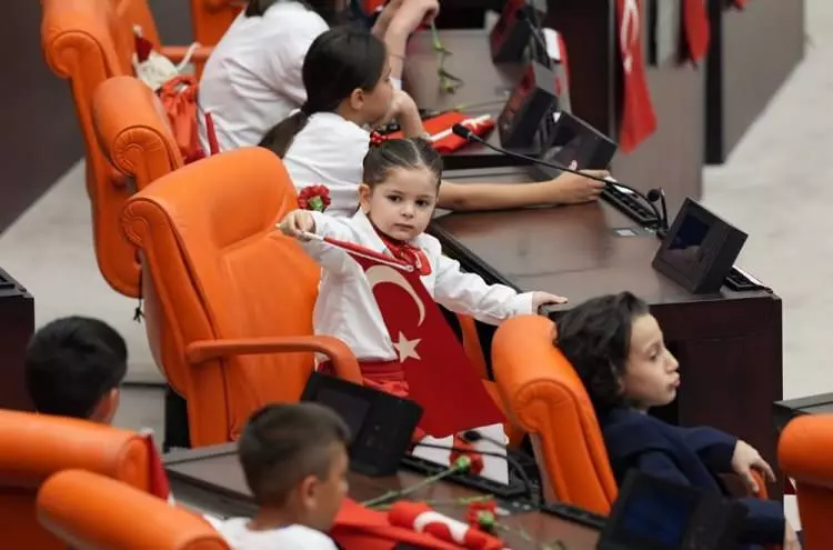 TBMM'de 23 Nisan coşkusu: Numan Kurtulmuş koltuğunu devretti 3