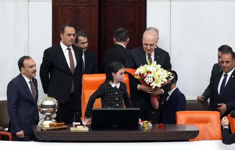 TBMM'de 23 Nisan coşkusu: Numan Kurtulmuş koltuğunu devretti 4
