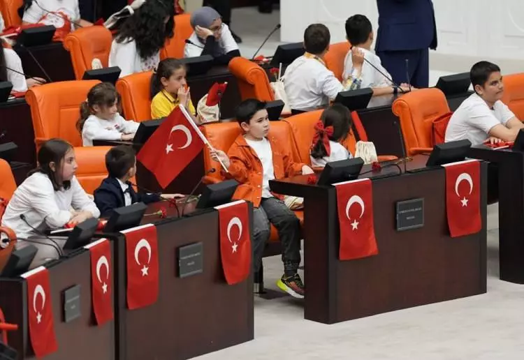 TBMM'de 23 Nisan coşkusu: Numan Kurtulmuş koltuğunu devretti 5