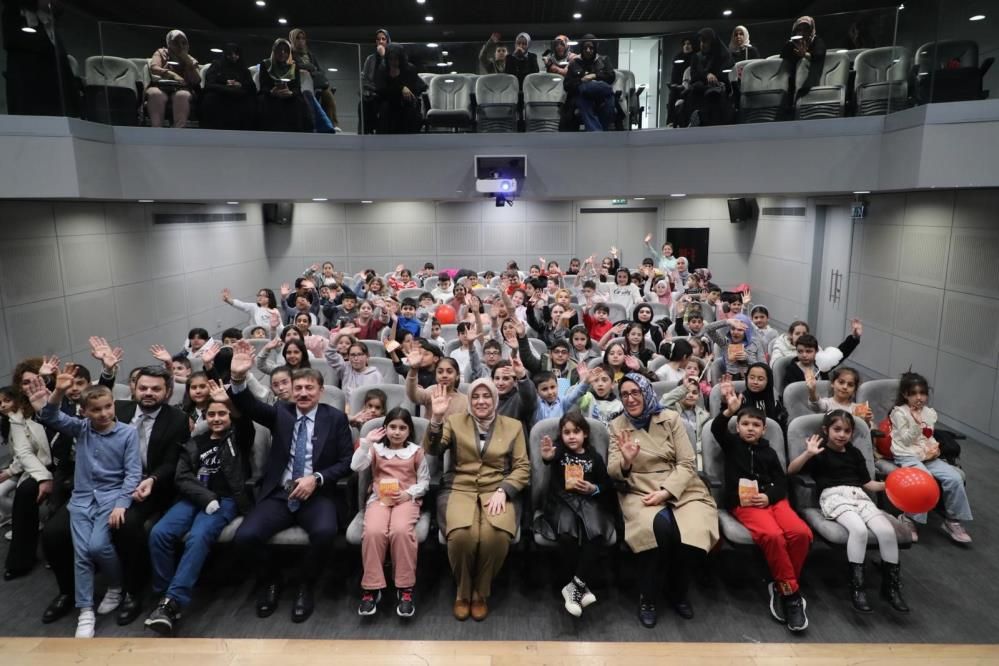 AK Parti Kadın Kolları’ndan 23 Nisan’da çocuklara moral ziyareti: Tuğba Işık Ercan miniklerle buluştu 3