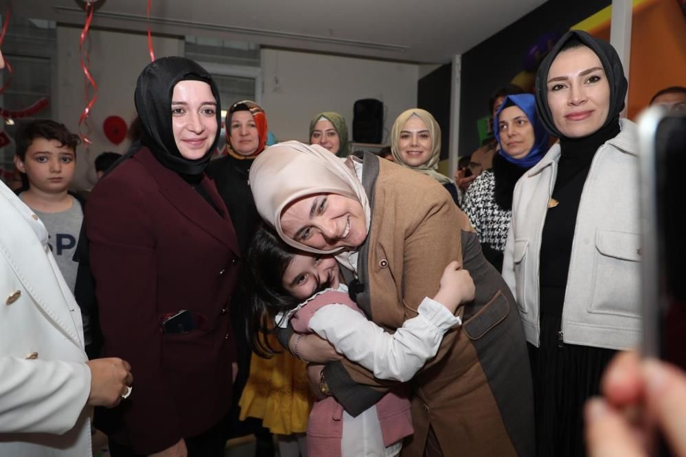 AK Parti Kadın Kolları’ndan 23 Nisan’da çocuklara moral ziyareti: Tuğba Işık Ercan miniklerle buluştu 2