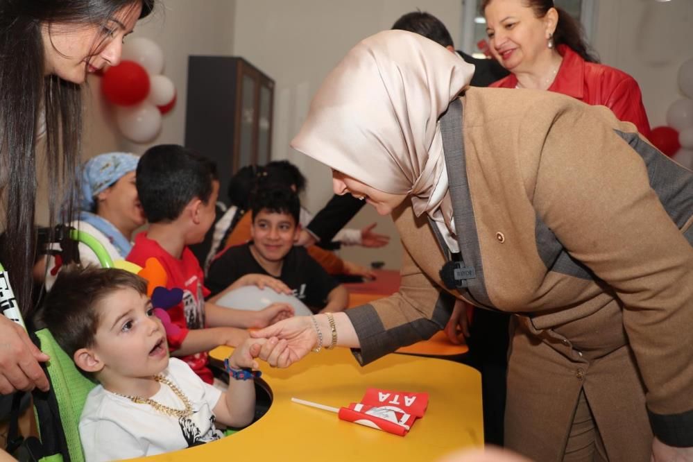 AK Parti Kadın Kolları’ndan 23 Nisan’da çocuklara moral ziyareti: Tuğba Işık Ercan miniklerle buluştu 1