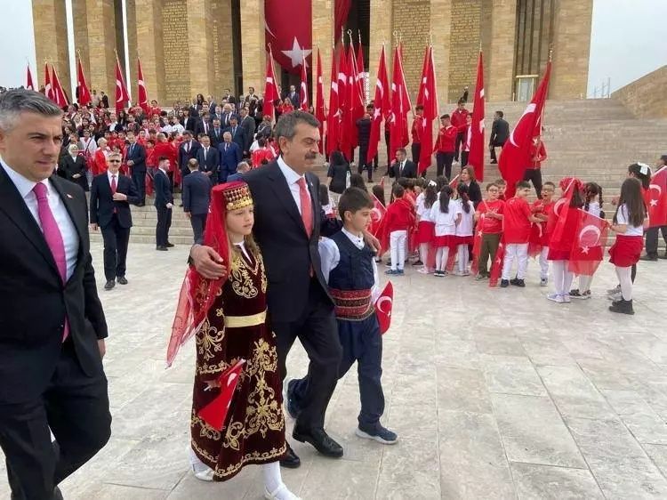 Türkiye 23 Nisan'ı kutluyor... Bakan Tekin çocuklarla Anıtkabir'i ziyaret etti 3
