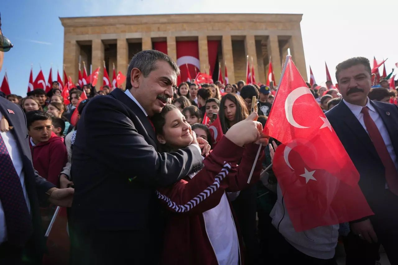 Türkiye 23 Nisan'ı kutluyor... Bakan Tekin çocuklarla Anıtkabir'i ziyaret etti 4