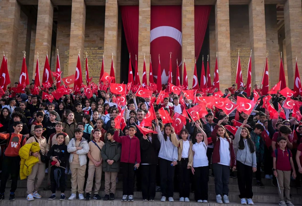 Türkiye 23 Nisan'ı kutluyor... Bakan Tekin çocuklarla Anıtkabir'i ziyaret etti 2