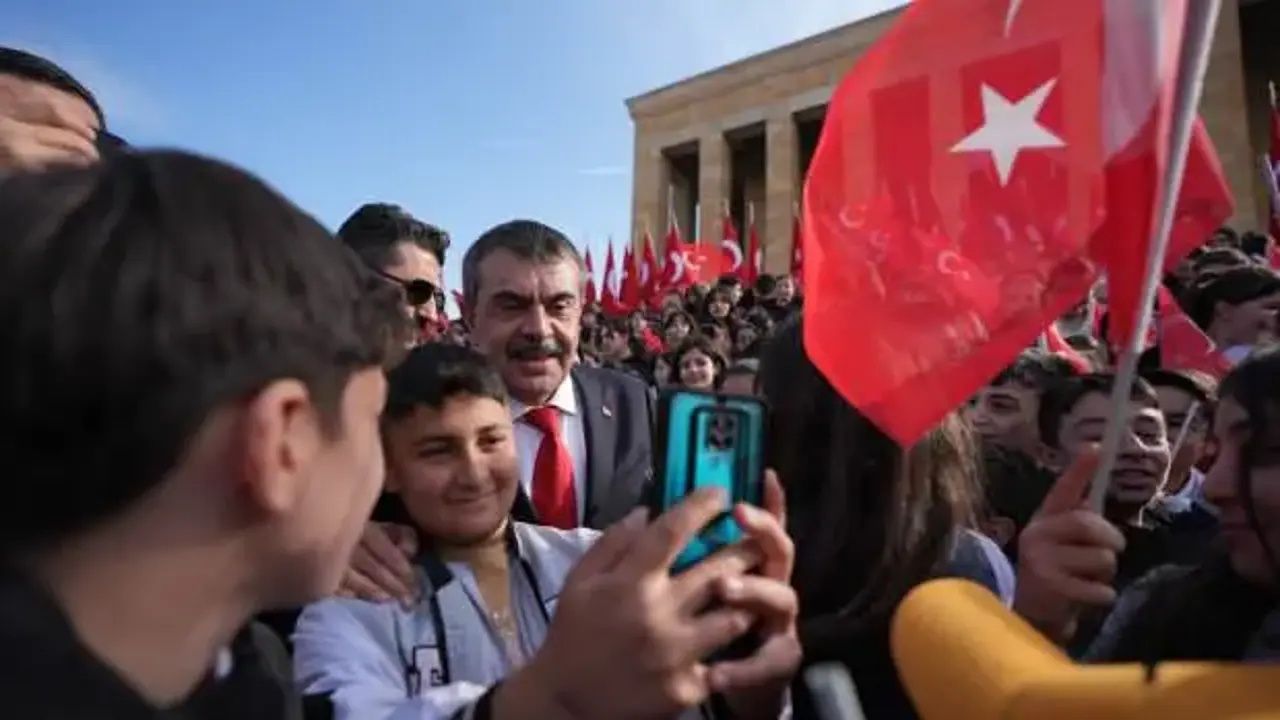 Türkiye 23 Nisan'ı kutluyor... Bakan Tekin çocuklarla Anıtkabir'i ziyaret etti 1
