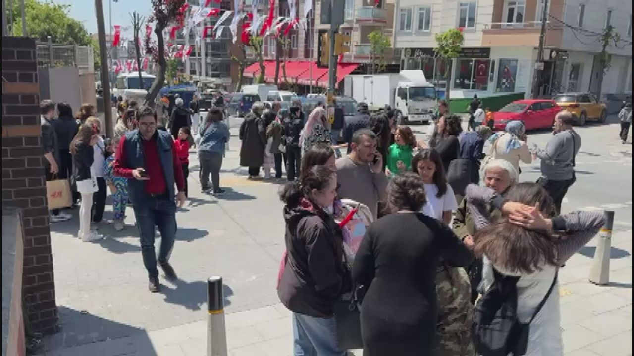 Avcılar'da öğrenciler depreme 23 Nisan gösterilerinde yakalandı, okuldaki panik kamerada 4