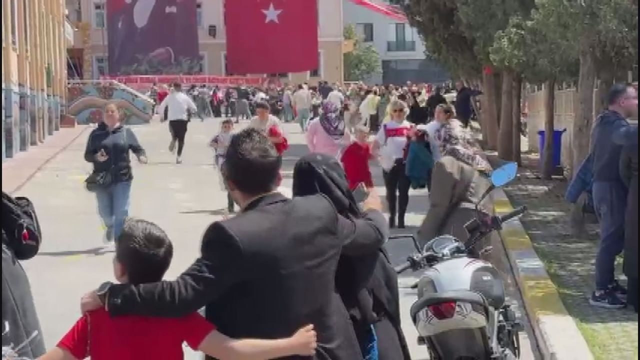 Avcılar'da öğrenciler depreme 23 Nisan gösterilerinde yakalandı, okuldaki panik kamerada 2