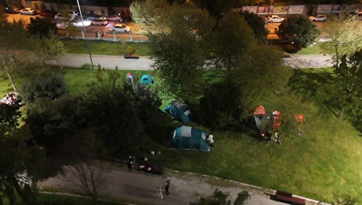Deprem korkusu geceye taştı! İstanbul’da vatandaşın çadır nöbeti başladı! 1