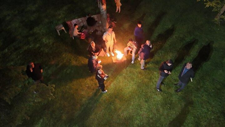 Deprem korkusu geceye taştı! İstanbul’da vatandaşın çadır nöbeti başladı! 2