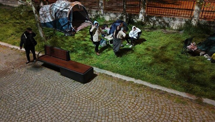 Deprem korkusu geceye taştı! İstanbul’da vatandaşın çadır nöbeti başladı! 3