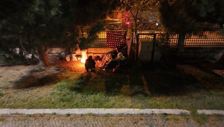 Deprem korkusu geceye taştı! İstanbul’da vatandaşın çadır nöbeti başladı! 5