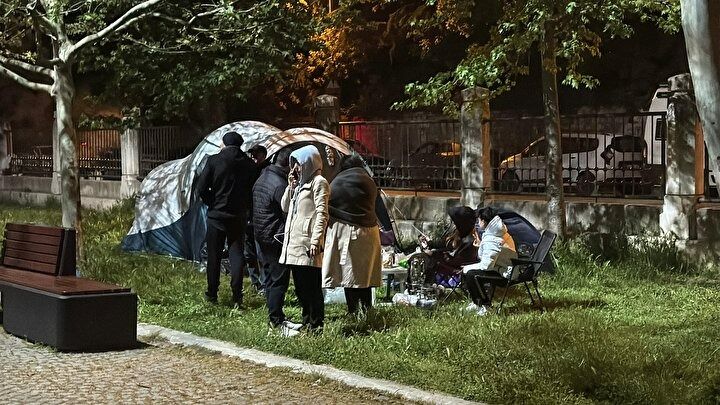 Deprem korkusu geceye taştı! İstanbul’da vatandaşın çadır nöbeti başladı! 6