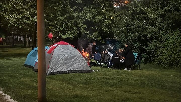 Deprem korkusu geceye taştı! İstanbul’da vatandaşın çadır nöbeti başladı! 7