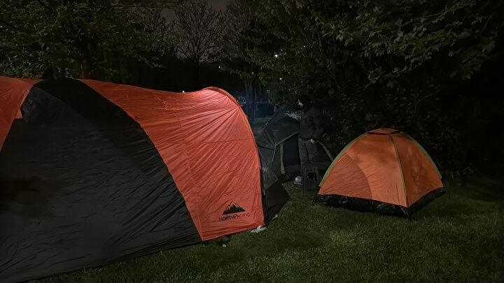 Deprem korkusu geceye taştı! İstanbul’da vatandaşın çadır nöbeti başladı! 8