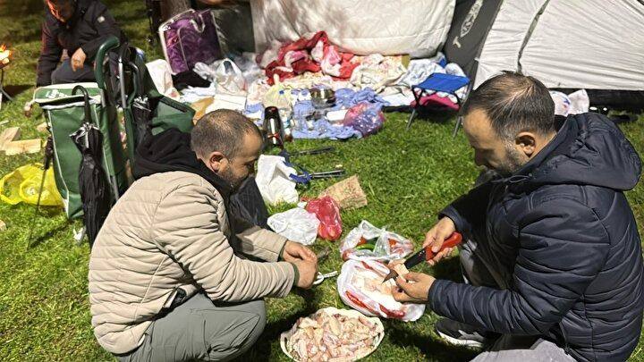 Deprem korkusu geceye taştı! İstanbul’da vatandaşın çadır nöbeti başladı! 9