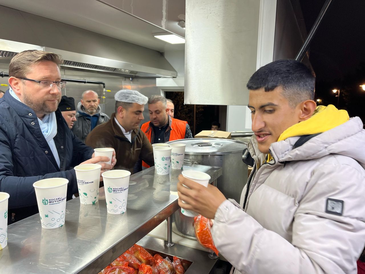 Kocaeli’den Küçükçekmece’ye dayanışma! Hızır 41 ekipleri çorba dağıttı 1