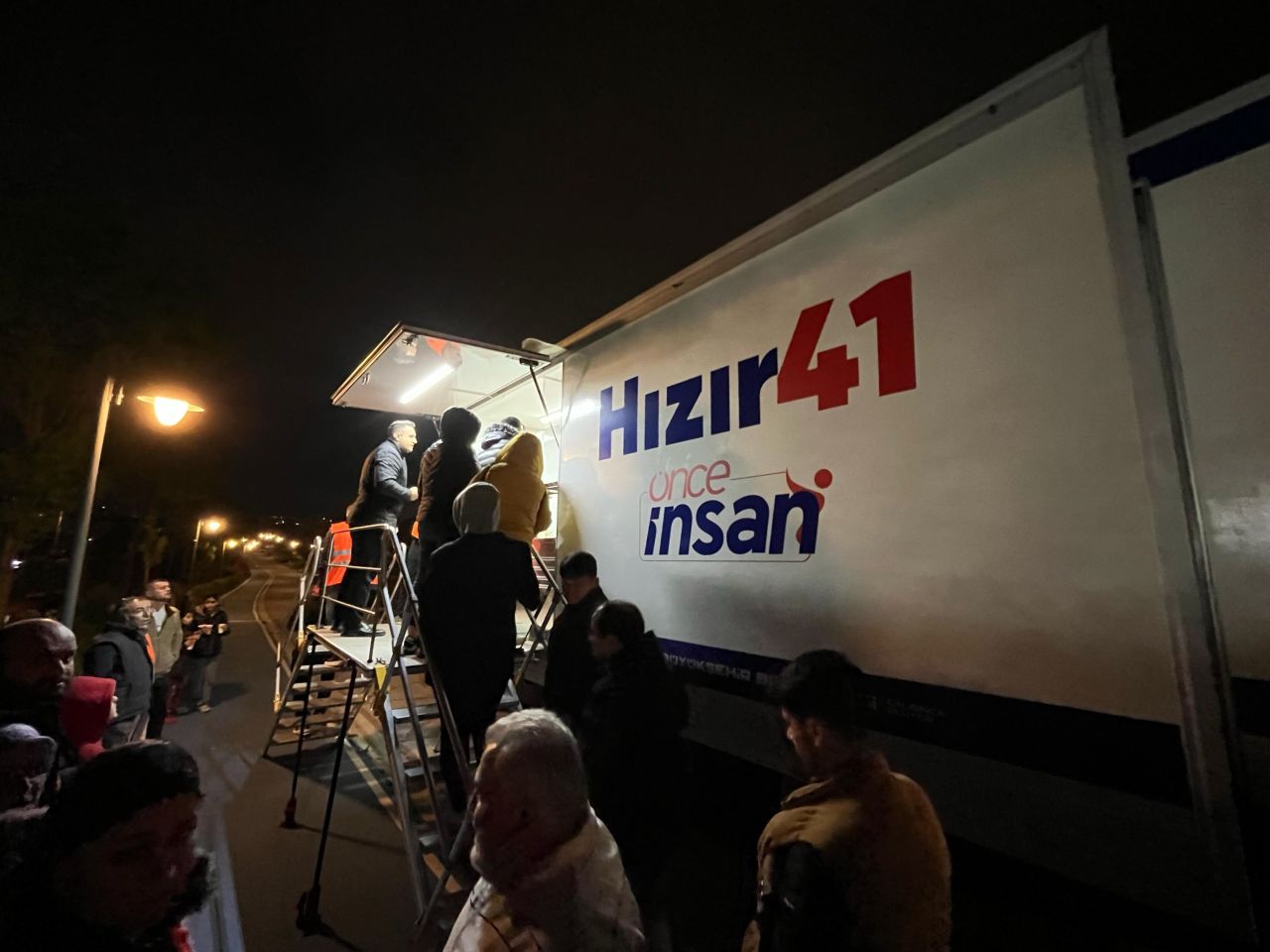 Kocaeli’den Küçükçekmece’ye dayanışma! Hızır 41 ekipleri çorba dağıttı 2