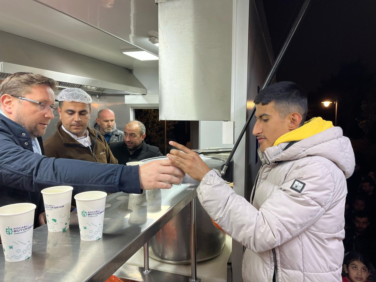 Kocaeli’den Küçükçekmece’ye dayanışma! Hızır 41 ekipleri çorba dağıttı 3