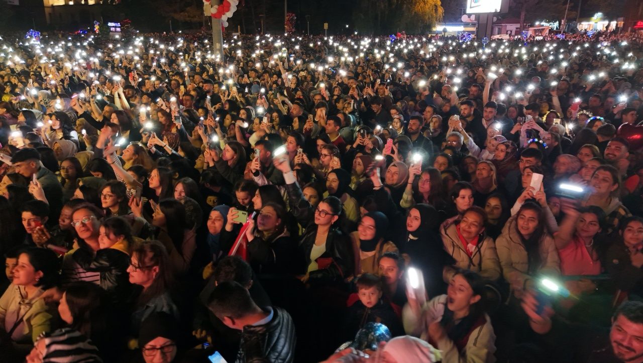 Rafet El Roman’la Kırıkkale’de 23 Nisan coşkusu: Meydan doldu taştı 3