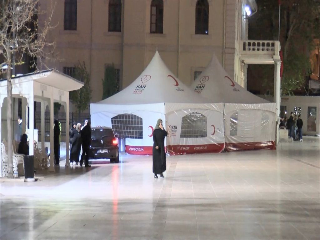 İstanbullular geceyi camilerde, parklarda ve spor salonlarında geçirdi! 1