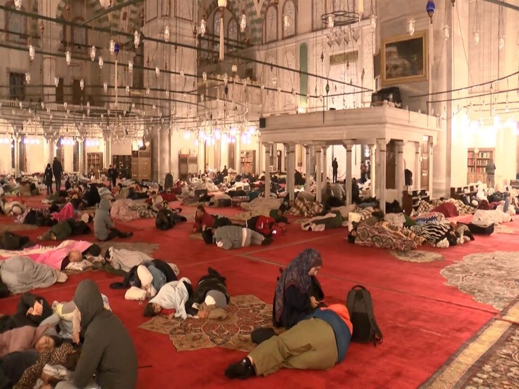 İstanbullular geceyi camilerde, parklarda ve spor salonlarında geçirdi! 2