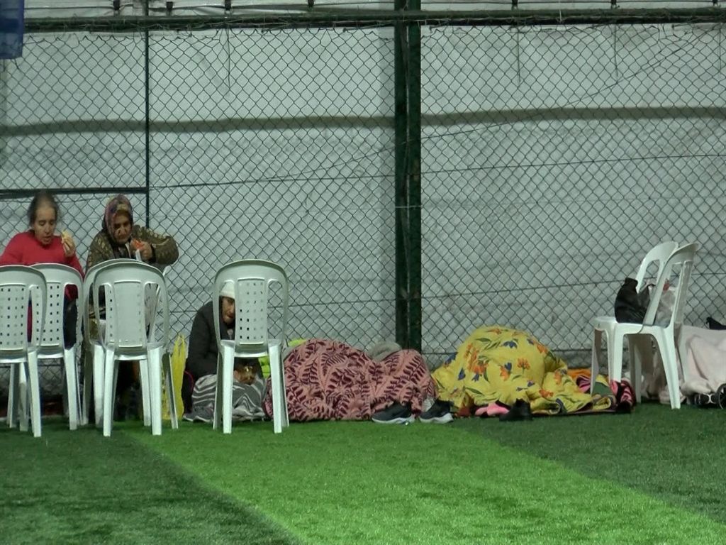 İstanbullular geceyi camilerde, parklarda ve spor salonlarında geçirdi! 8