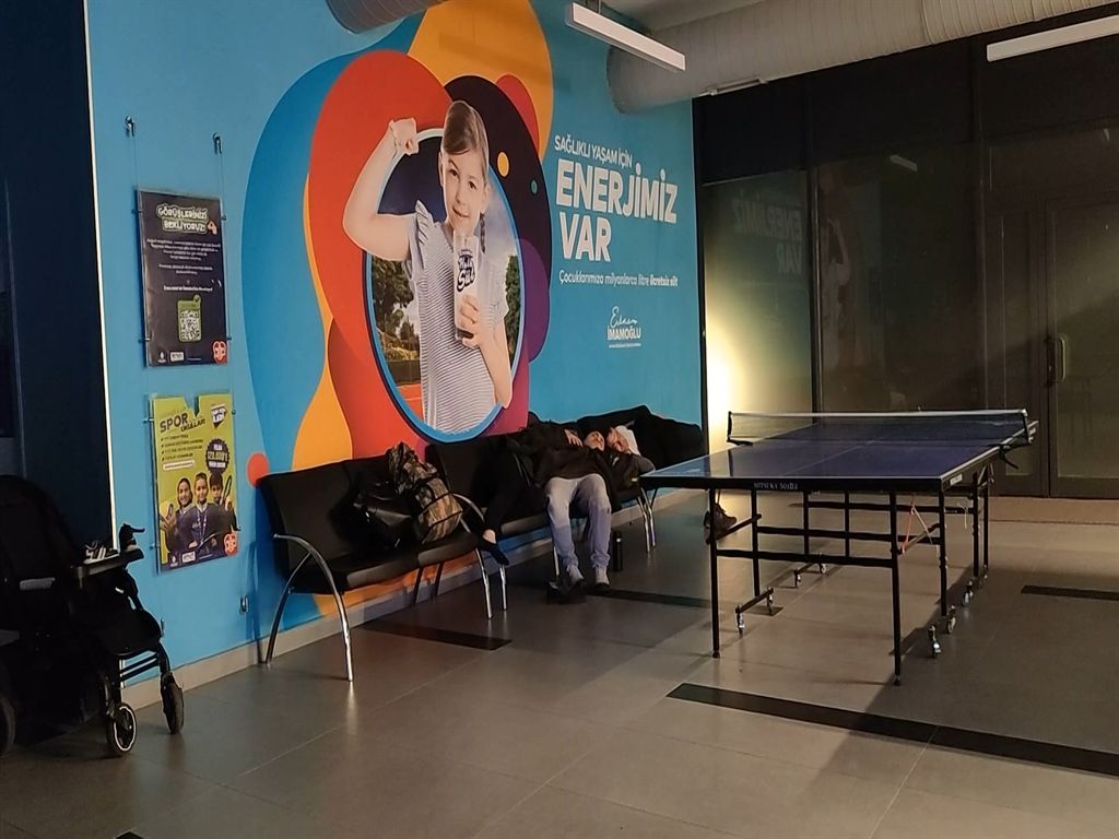 İstanbullular geceyi camilerde, parklarda ve spor salonlarında geçirdi! 7