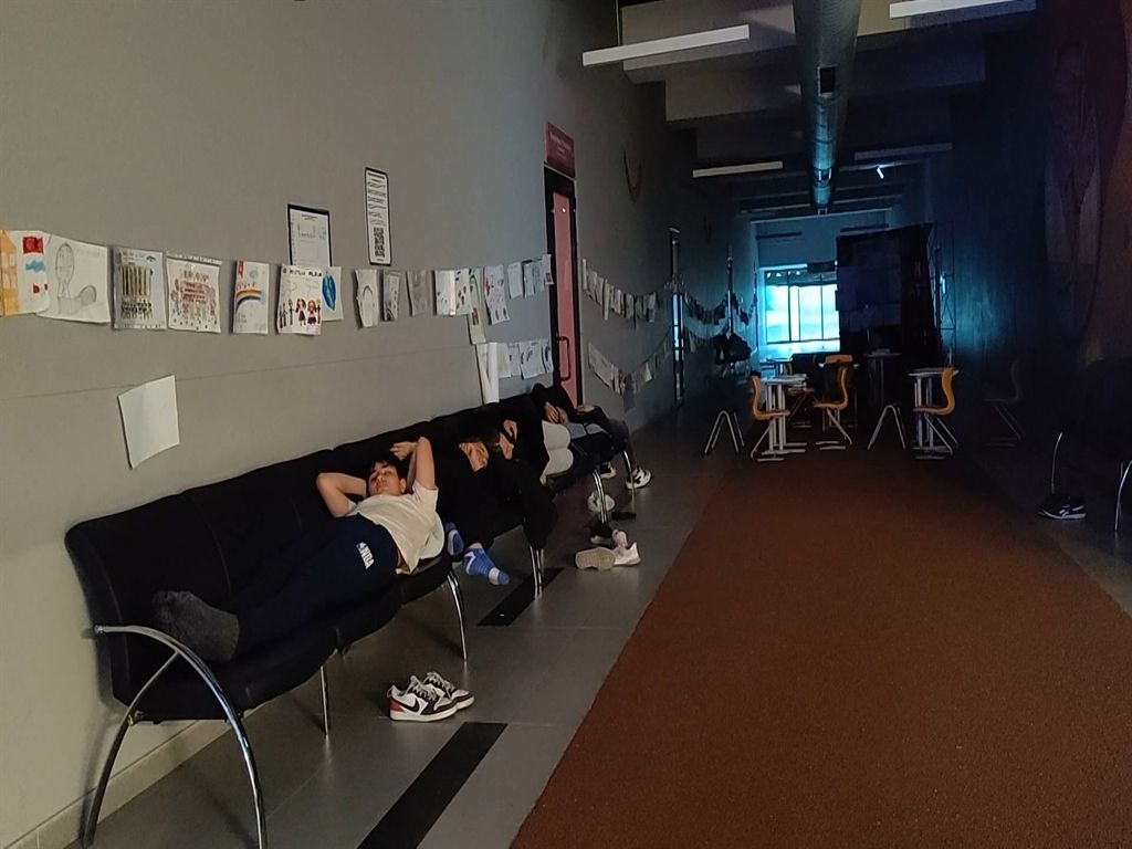 İstanbullular geceyi camilerde, parklarda ve spor salonlarında geçirdi! 6
