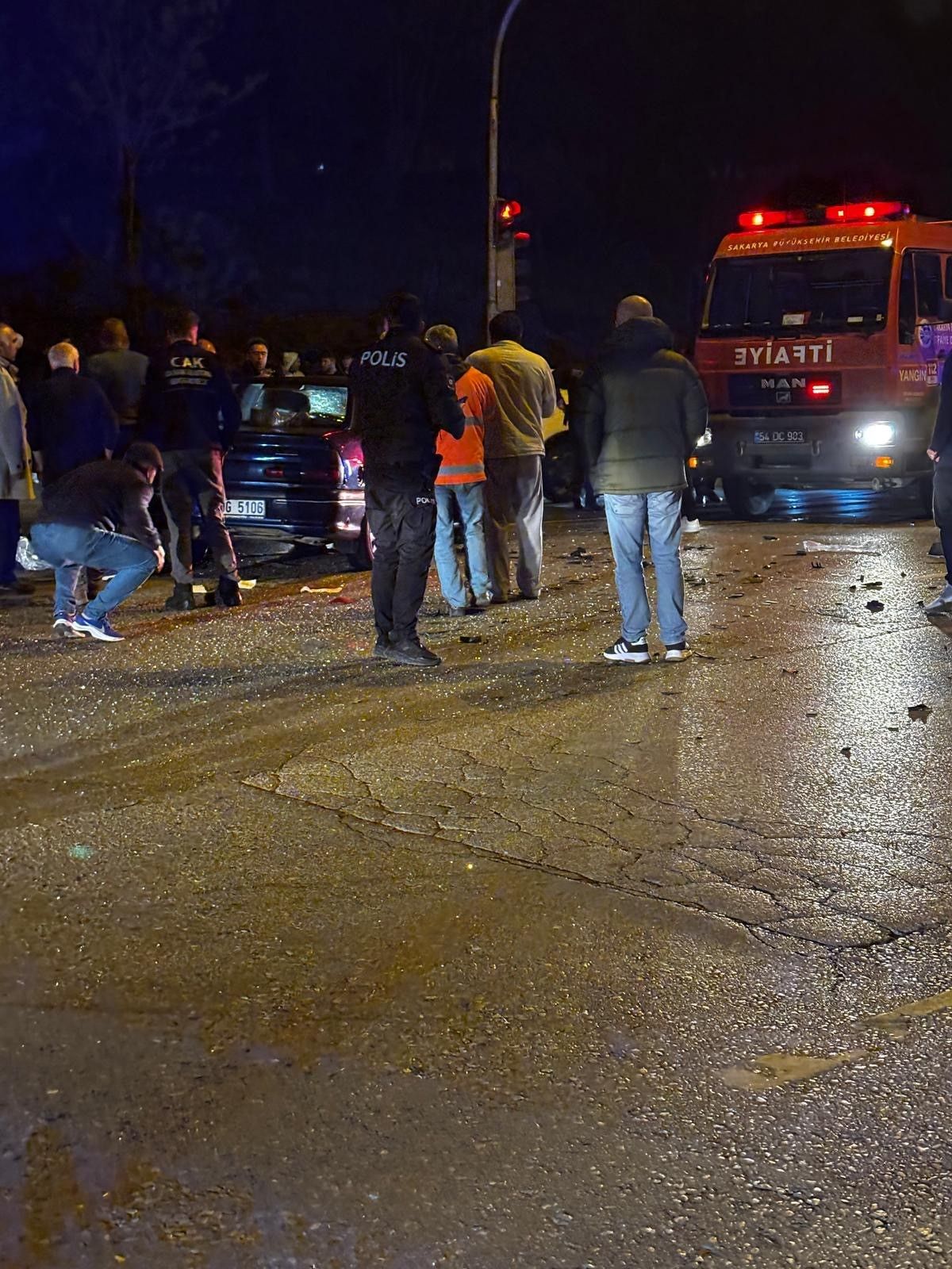 Sakarya’da feci kaza! İki otomobil çarpıştı, 1’i ağır 7 yaralı 1