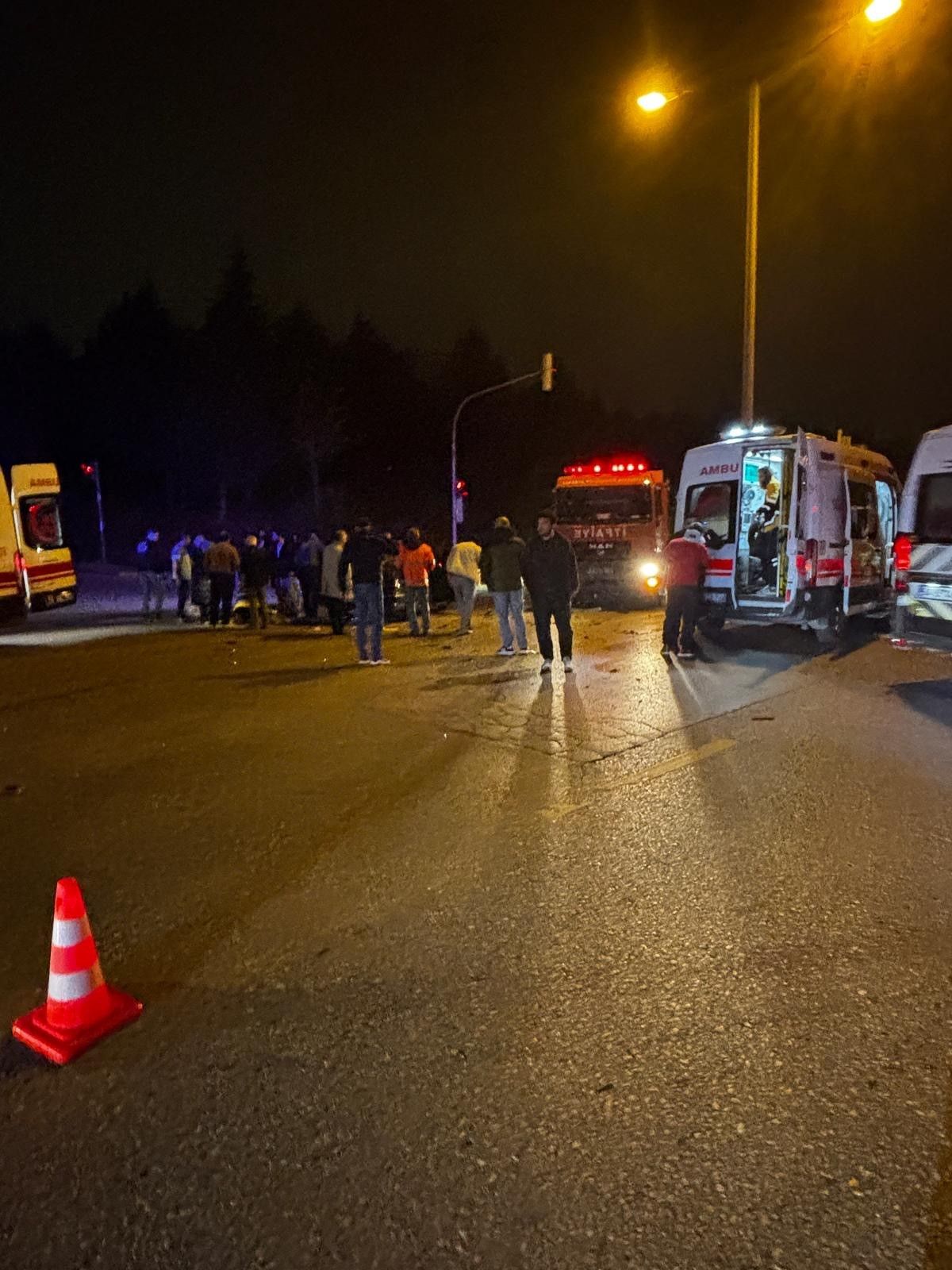 Sakarya’da feci kaza! İki otomobil çarpıştı, 1’i ağır 7 yaralı 3