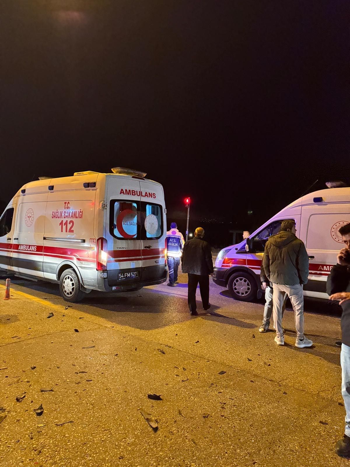 Sakarya’da feci kaza! İki otomobil çarpıştı, 1’i ağır 7 yaralı 4