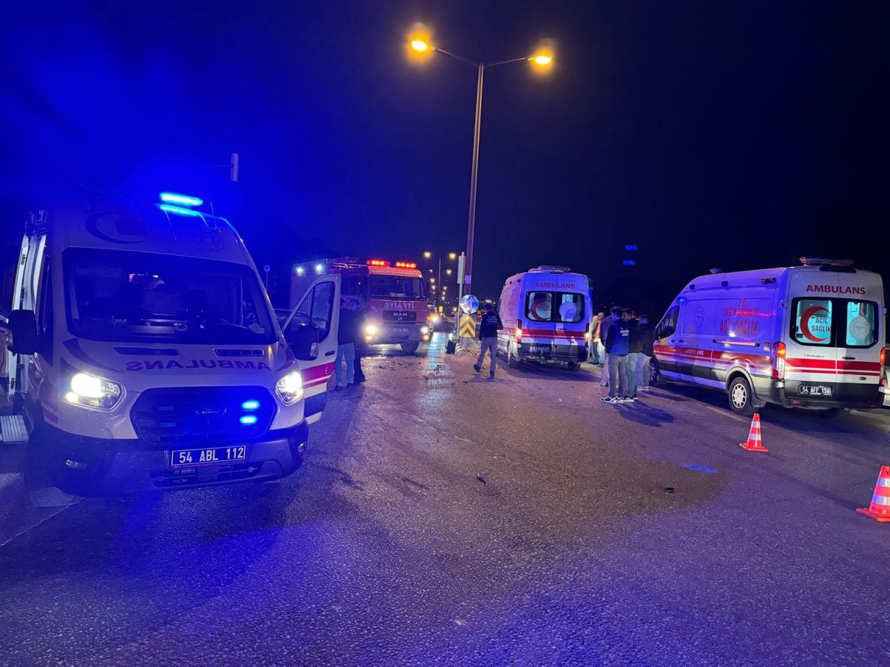 Sakarya’da feci kaza! İki otomobil çarpıştı, 1’i ağır 7 yaralı 5