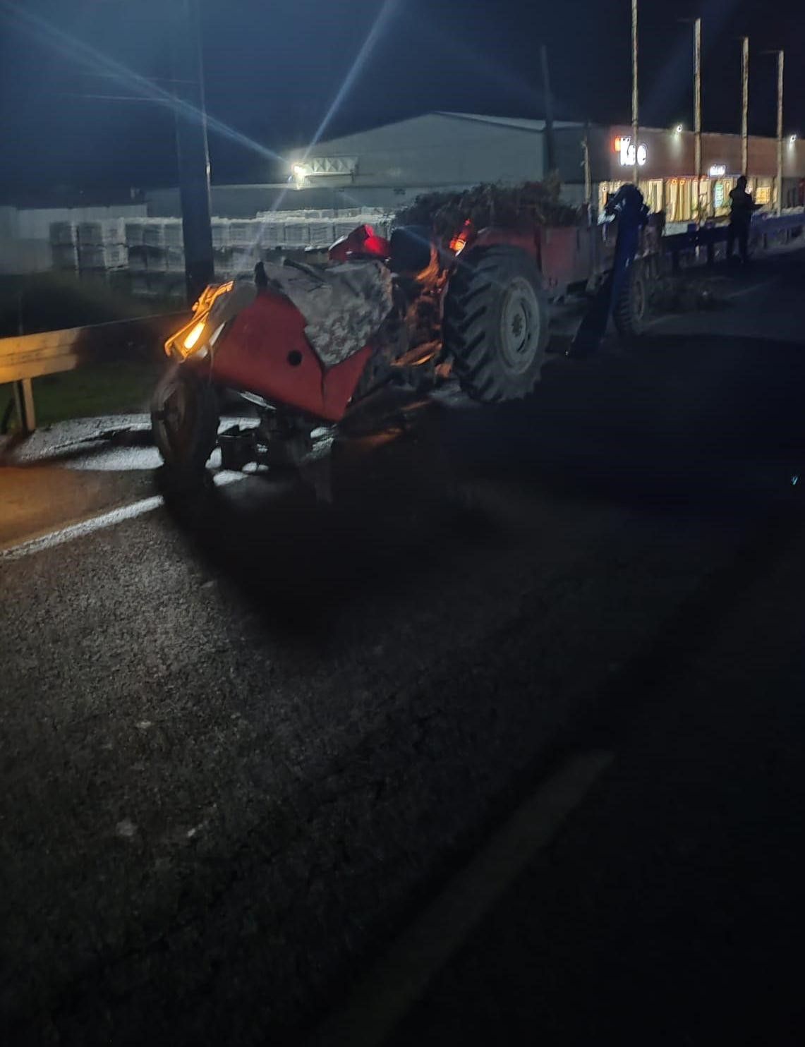 Ayvalık’ta feci kaza! Traktöre çarpan otomobil 1 can aldı, 2 yaralı 2