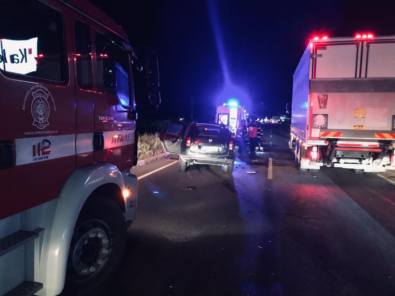 Ayvalık’ta feci kaza! Traktöre çarpan otomobil 1 can aldı, 2 yaralı 3