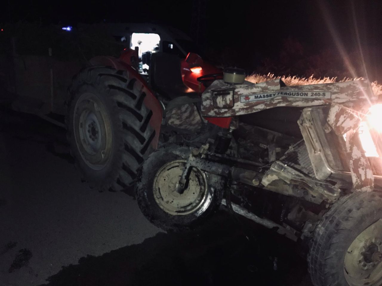 Ayvalık’ta feci kaza! Traktöre çarpan otomobil 1 can aldı, 2 yaralı 4
