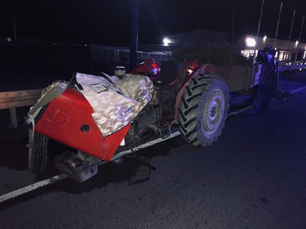 Ayvalık’ta feci kaza! Traktöre çarpan otomobil 1 can aldı, 2 yaralı 6