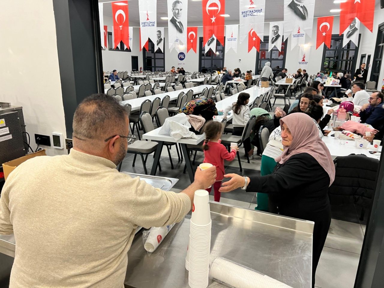 Sancaktepe Belediyesi depremzedelerin yanında! Tesisler açıldı, sıcak ikramlar dağıtıldı 6