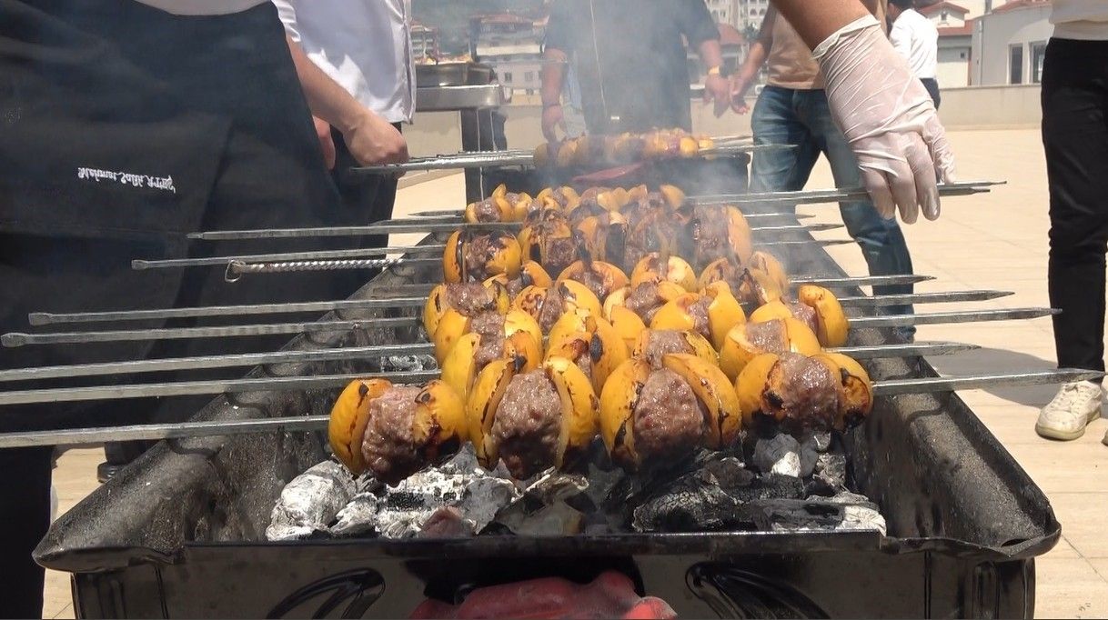 Alanya’da muşmula kebabı rüzgârı! Mangallar yakıldı, lezzet tanıtıldı 1